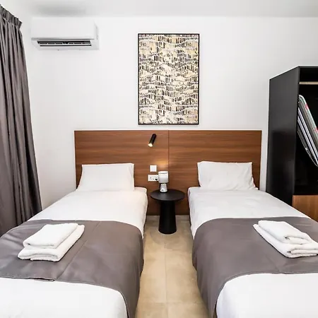 Cozy - By Hostmt Apartment